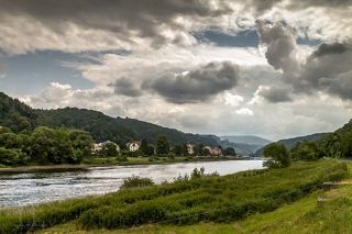 Blick vom Bahnhof nach Bad Schandau und die Hotels an der Elbe