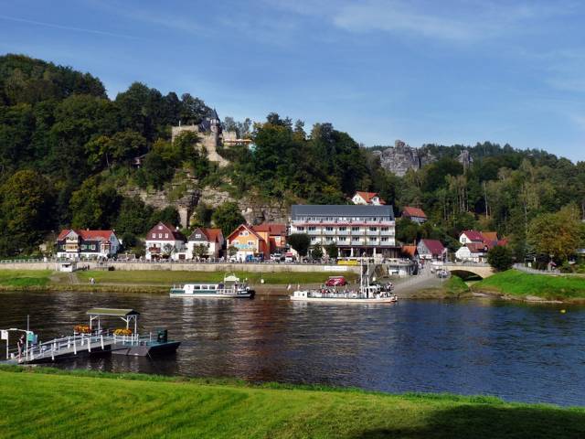 Elbe mit Fähre und Hotel Elbiente im Hintergrund in Rathen.