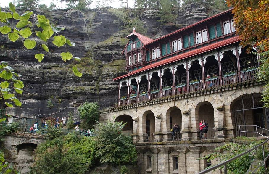 Das Restaurant am Prebischtor ist der gemütliche Höhepunkt der Wanderung und liegt direkt an der Sehenswürdigkeit.