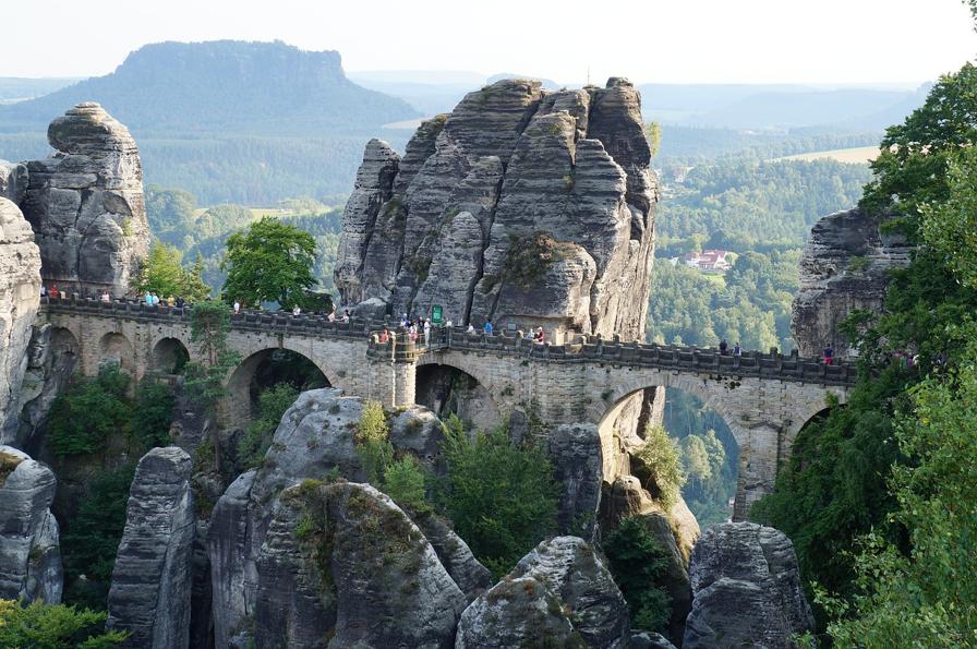 Aussicht auf die Basteibrücke während der Wanderung.